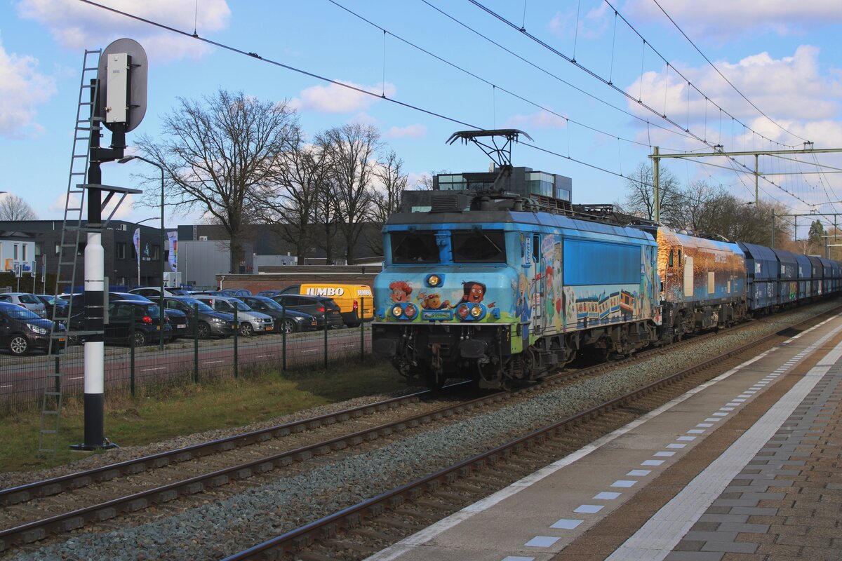 RXP 9902 zieht ein Kohlezug durch Oisterwijk am 26 Februar 2025. Die viel starkere Euro-9000 Lok wurde geschleppt wegen ein Softwarepanne.