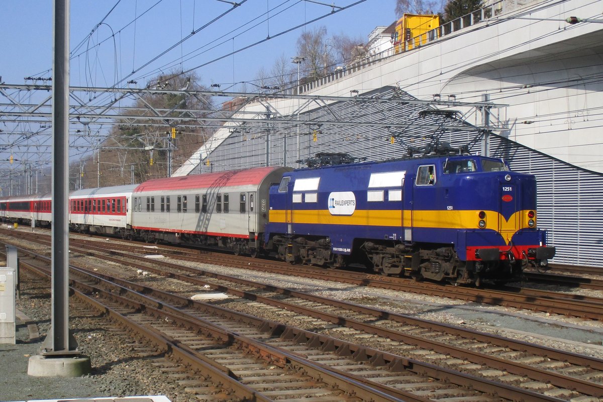 RXP,ex-ACTS 1251 schiebt ein Nachtzug aus Arnhem Centraal aus am 4 M�rz 2018.