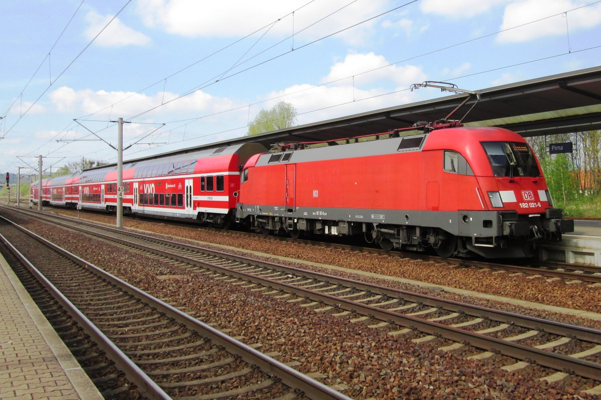 S-Bahn mit 182 021 steht abfahrtbereit in Pirna am 11 April 2014. 