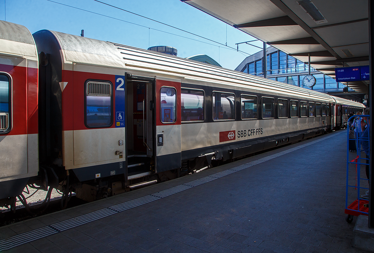 SBB 2. Klasse IC-Reisezugwagen (Einheitswagen IV) B 50 85 21-95 154-3 CH-SBB, eingereiht in den IC 61 nach Interlaken Ost, am 11.07.2022 im Bahnhof Basel SBB.

Zwischen 1995 und 1998 wurden 300 Einheitswagen IV modernisiert und pendelzugfähig gemacht. Technisch im Vordergrund stand die Ertüchtigung für eine Höchstgeschwindigkeit von 200 km/h (vorher 160 km/h). Die Toiletten erhielten eine Vakuumeinrichtung, da offene Systeme auf der NBS behördlich verboten sind.

TECHNISCHE DATEN:
Spurweite: 1.435 mm (Normalspur)
Länge über Puffer: 26.400mm 
Drehzapfenabstand: 18.600 mm
Höchstgeschwindigkeit: 200 km/h
Eigengewicht: 42 t
Bremse: Frein O-PR+Mg
Sitzplätze: 86

