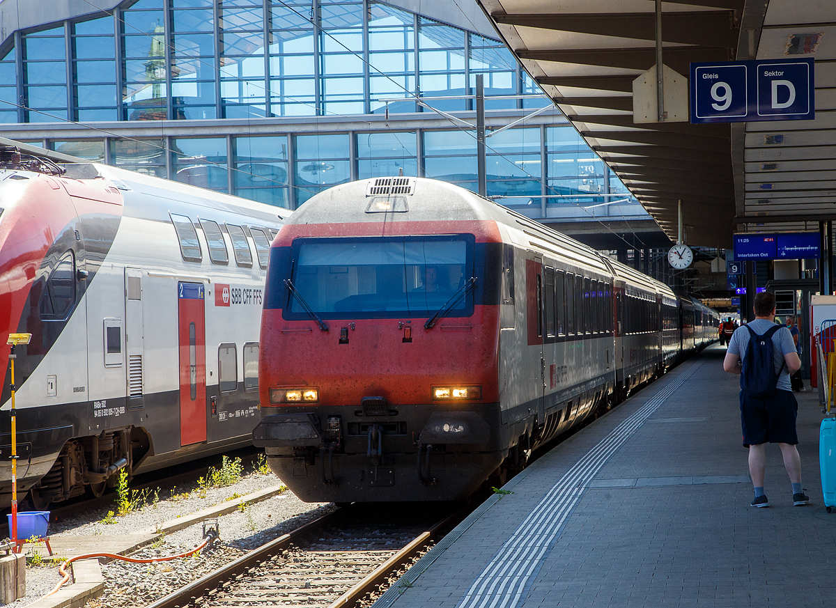 SBB 2. Klasse Steuerwagen (Typ IC) Bt 50 85 28-94 968-0 CH-SBB ein Einheitswagen IV, eingereiht in den IC 61 nach Interlaken Ost, am 11.07.2022 bei der Einfahrt in den Bahnhof Basel SBB.

Zwischen 1995 und 1998 wurden 300 Einheitswagen IV modernisiert und pendelzugfähig gemacht. Zudem wurden 90 neue Steuerwagen Bt IC, zwischen1996 bis 2004, auf der Basis der SBB-EuroCity-Wagen Apm und Bpm (mit identischem Wagenkasten für beide Wagenklassen) beschafft.

TECHNISCHE DATEN:
Spurweite: 1.435 mm (Normalspur)
Länge über Puffer: 26.400mm 
Drehzapfenabstand: 19.000 mm
Höchstgeschwindigkeit: 200 km/h
Eigengewicht: 48 t
Bremse: O-PR-Mg
Sitzplätze: 62
