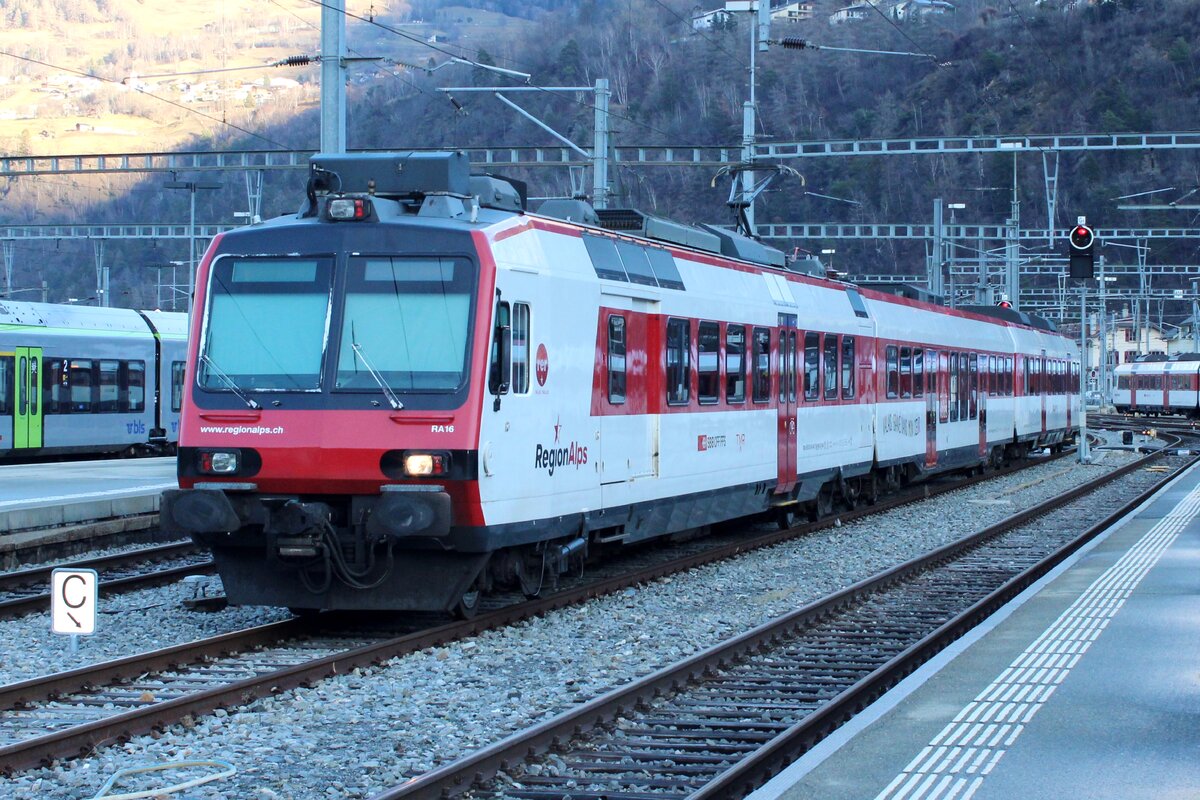 SBB 560 416 steht am 1 J�nner 2024 in Brig abgestellt.