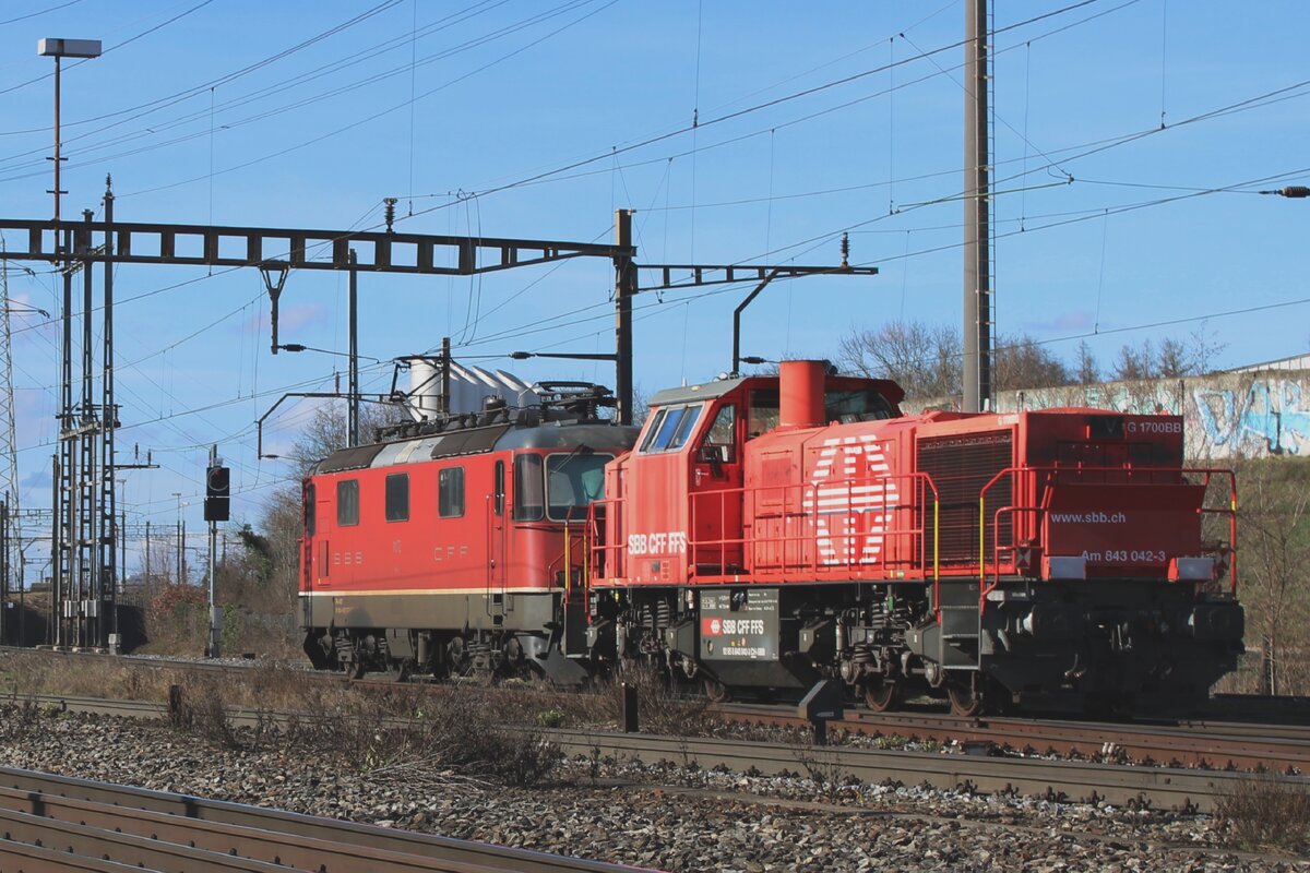 SBB 843 042 wird von einer Re 4/4II durch Pratteln gezogen am 13 Februar 2024.