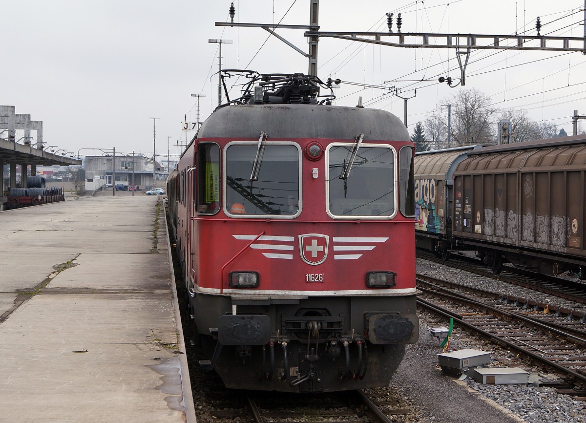 SBB: Am 19. Januar 2019 wurde im Güterbahnhof Langenthal nicht etwa eine Ae 6/6 Kantonslok mit Silberstreifen, sondern die Re 6/6 11626  ZOLLIKOFEN , die ebenfalls als Einzige dieser Serie Chromstreifen erhalten hat, mit einmal mehr viel Fotografenglück im Bilde festgehalten. 
Foto: Walter Ruetsch