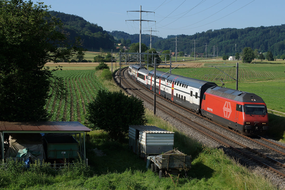 SBB: Am 28. Juni 2016 brachte die Re 460 069-8 verschiedene Wagentypen nach Olten zur Reparatur. Die Aufnahme dieses  LEICHENZUGES  ist bei Bettenhausen entstanden.
Foto: Walter Ruetsch

