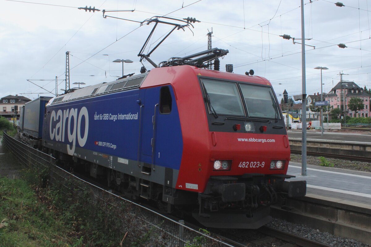 SBB Cargo 482 023 wartet am Abend von 22 Juni 2024 in Offenburg auf die weiterfahrt Richtung Basel-Muttenz.