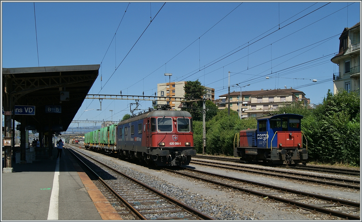 SBB Cargo in Rennes VD: Re 620 088-5 und ein Tm 232.
10. Juli 2015