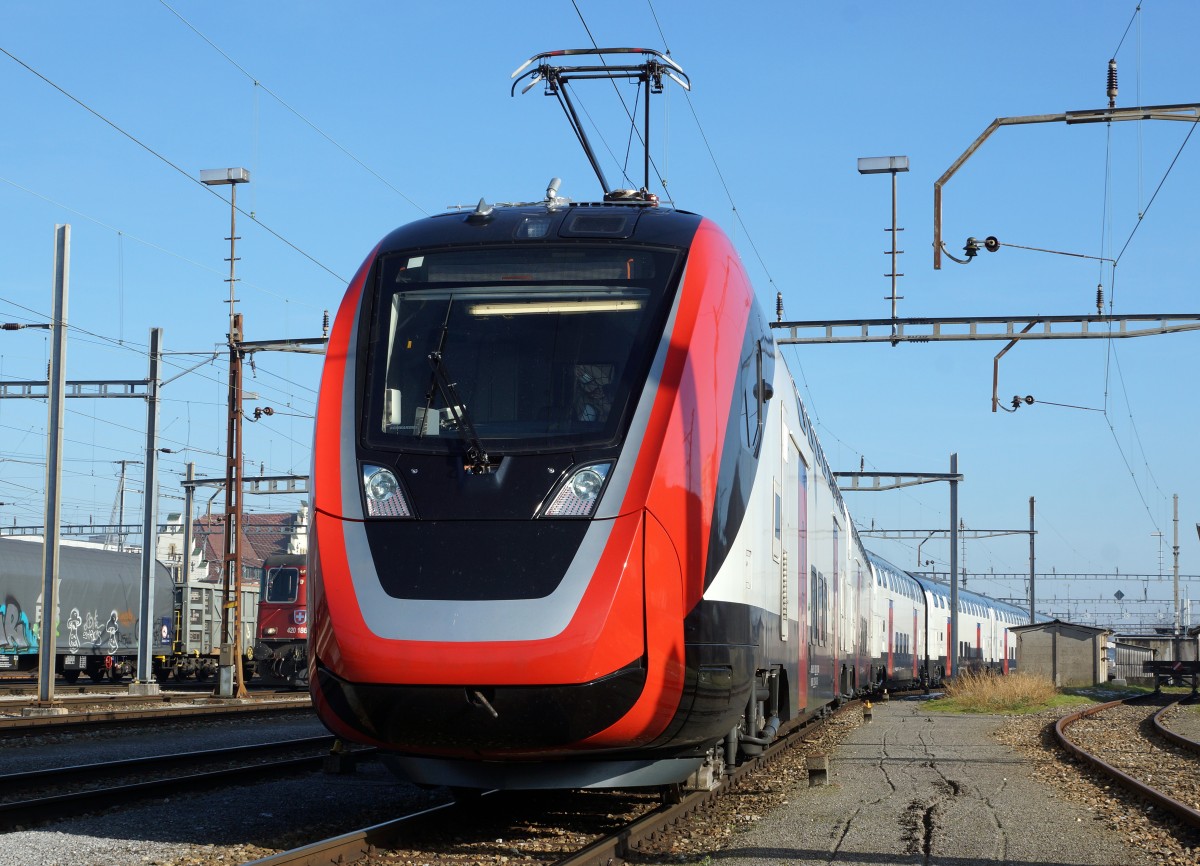 SBB: Der neue SBB-Twindexx Triebzug RABe 502203 bei einem Zwischenhalt in Solothurn HB am 25. Januar 2016.
Foto: Walter Ruetsch  