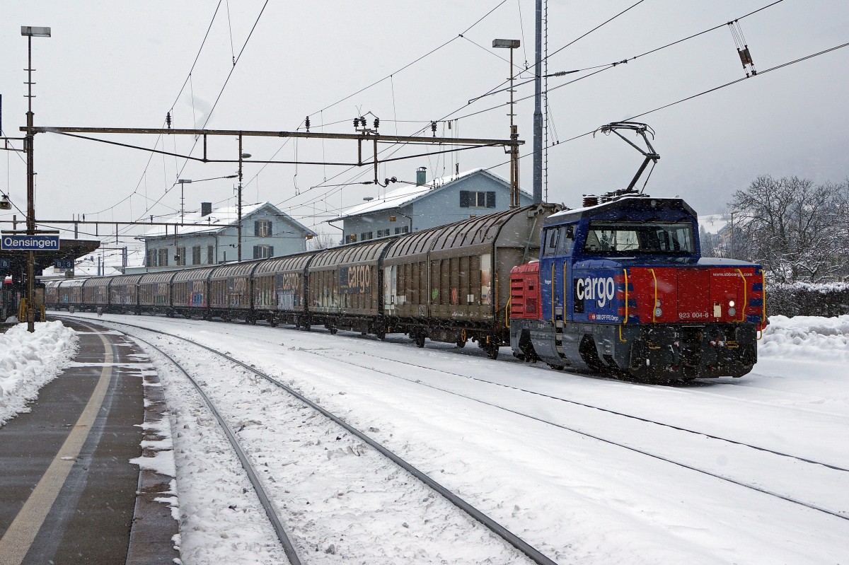 SBB: Die Eem 923 004-6  ROGGEN  wartete am 30. Dezember 2014 in Oensingen die Abfahrt in Richtung Olten ab.
Foto: Walter Ruetsch