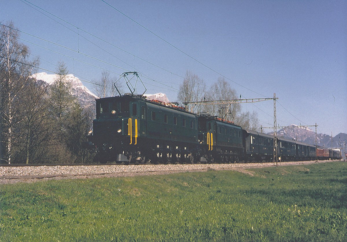 SBB: Dieser auf der Gotthardstrecke eher seltene Sonderzug mit einer Doppeltraktion  Ae 4/7 wurde im Frühling 2000 auf dem inzwischen nicht mehr fotografierbaren Streckenabschnitt bei Altdorf UR verewigt.
Foto: Walter Ruetsch
