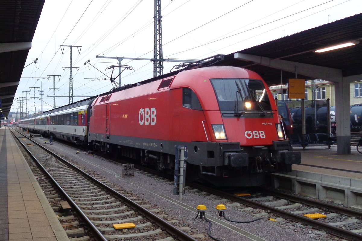 SBB EC 163 nach Z�rich HB steht am 1 J�nner 2019 in Singen (Hohentwiel) mit 1116 116 als Traktion.  