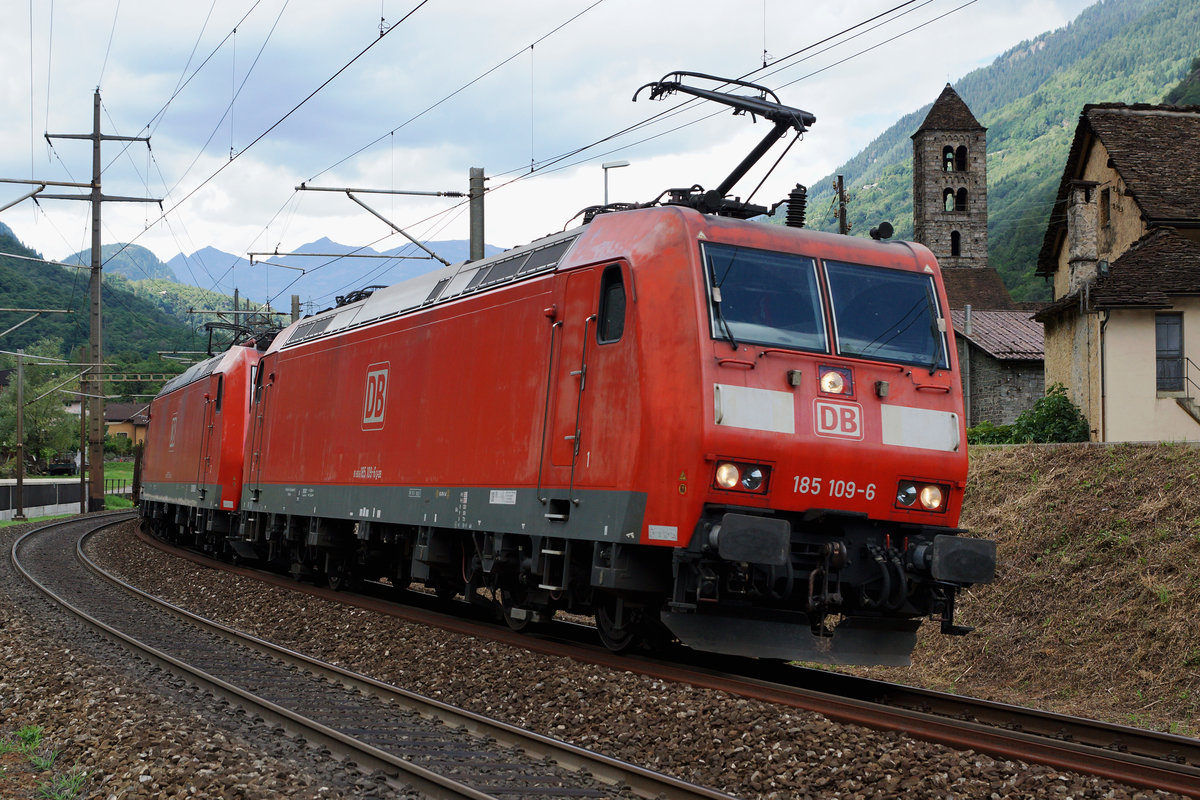 SBB: Ein Doppelpacket der BR 185 auf der Fahrt in den Süden bei Giornico am 28. Juli 2016 unterwegs. Zuglok ist die 185 109-6.
Foto: Walter Ruetsch