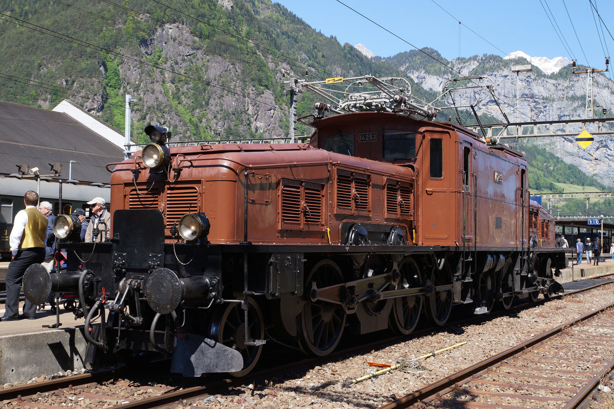 SBB: ELEKTRISCHE GOTTHARDLOKOMOTIVE AUS DEM JAHRE 1920. Die braune in Erstfeld stationierte Krokodillokomotive Ce 6/8 II 14253, welche auf der Gotthard Bergstrecke noch oft vor Sonderzügen zum Einsatz gelangt, wartete am 21. Mai 2016 in Erstfeld auf ihren nächsten Einsatz. 
Foto: Walter Ruetsch