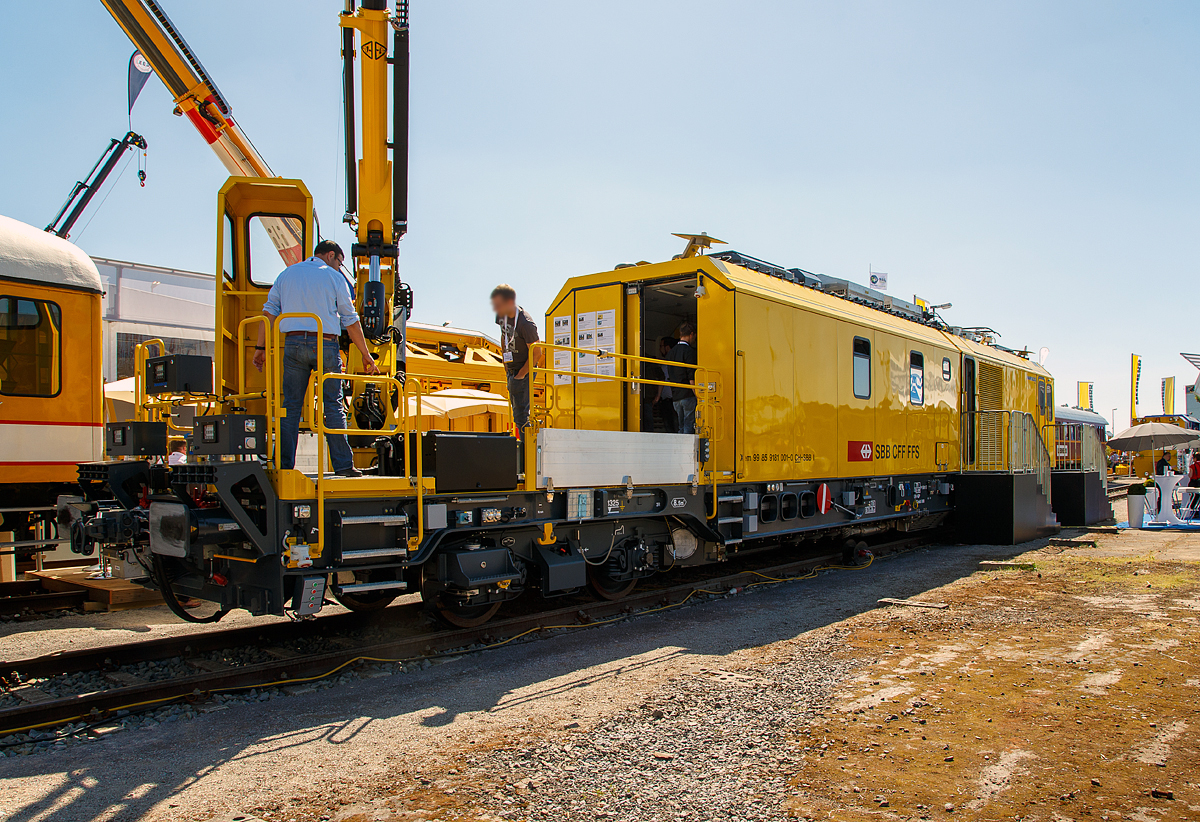 SBB Erhaltungsfahrzeug (EHFZ) f�r den Gotthard-Basistunnel (GBT) Xem 99 85 9181 001-0  Ambri-Piotta , eines der 13 selbstfahrenden Spezialfahrzeuge, pr�sentiert  der iaf 2017 Internationale Ausstellung Fahrwegtechnik in M�nster (01.06.2017).

Gebaut wurden die selbstfahrenden Spezialfahrzeuge von der US-Firma Harsco Rail, die Fertigung fand durch die Harsco Rail Europe GmbH in Rattingen (Deutschland) statt. 30 bis 40 Prozent der Wertsch�pfung fiel in der Schweiz an, da namhafte Zulieferer wie die Tessiner Firma Ferriere Cattaneo, oder auch Nencki, Selectron und Schweizer Electronic am Projekt beteiligt waren. Die Fahrzeuge von Harsco wurden speziell f�r den Einsatz im Gotthard und sp�ter im Ceneri Basistunnel konzipiert und gebaut. Zur Erhaltungsflotte z�hlen 17 Spezialwagen ohne Antrieb wie zum Beispiel die mobilen Erhaltungstore, Modultragwagen und Korbtragwagen sowie die 13 Basisfahrzeuge mit Zweikraftantrieb.

Der 57 Kilometer lange Gotthard-Basistunnel stellt besondere Anforderungen an die Erhaltungsarbeiten. Der Zugang zu den verschiedenen Arbeitsstellen im Tunnelsystem ist gr��tenteils nur von den beiden Portalen her �ber die Schiene m�glich. Weil sich die Arbeitsstellen jeweils auf mehrere Stellen im Tunnel verteilen, m�ssen die Module an den Arbeitsstellen im Tunnel mobil sein.
Aus diesem Grunde ist jeder Arbeitsplatz nebst den f�r die Arbeiten notwendigen Wagen mit den Arbeits-Modulen auch immer mit einem - Basisfahrzeug genannten - Triebfahrzeug ausger�stet.

Die 13 Basisfahrzeuge Xem 181 sind Zweikraft-Triebfahrzeuge und k�nnen vom Fahrdraht aus elektrisch (15 kV / 16,7 Hz), oder vom diesel-elektrischen Powerpack aus angetrieben werden. Sie haben die Zugbeeinflussung ETCS L2 Baseline 2.30d + Integra Signum mit ETM-S eingebaut. Als Leittechnik dient SELECTRON (wie FLIRT, Regio-Dosto, Ee922/Eem923).
Die Xem 181 sind in Vielfachsteuerung mehrfachtraktionsf�hig und verf�gen �ber automatische Zug-Kupplungen AZK und Puffer. Mit dem mit gef�hrten UIC-Adaptern k�nnen sie ohne Einschr�nkung mit Fahrzeugen mit UIC-Zug- und Stossvorrichtungen gekuppelt werden. Im Rangierbetrieb k�nnen die Fahrzeuge �ber Funkfernsteuerungen bedient werden.

Technische Merkmale:
Die Basisfahrzeuge Xem 181 sind vierachsige Triebfahrzeuge mit zwei Drehgestellen und vier elektrisch angetriebenen wassergek�hlten Fahrmotoren mit Gruppenantrieb in Drehstrom-Umrichtertechnik. Pro Drehgestell ist ein Antriebsstromrichter (ABB CC 750 wie bei den SBB FLIRT, Regio-Dosto RABe 511 oder Ee 922/Eem 923) vorhanden. Die Energieversorgung des Hauptstromkreises erfolgt wahlweise �ber Fahrdraht mit 15 kV / 16,7 Hz oder vom im Unterflur eingebautem Diesel-Powerpack. Die Hilfsbetriebe werden �ber zwei 3x400 V-Bordnetze versorgt, wobei eines die Fahrbetrieb-Verbraucher (Kompressor, Ventilatoren, K�hlpumpen, Transformator, Stromrichter, Fahrmotoren) und eines Klima/L�ftung des Basisfahrzeugs, die Arbeitsger�te sowie die Zugsammelschiene versorgt.
Alle 13 Erhaltungsfahrzeuge verf�gen nur �ber einen F�hrerstand. Am anderen Ende befindet sich eine Arbeitsplattform mit einem Kran. Dabei sind die Fahrzeuge 011 - 013 mit einem gr��eren Kran ausger�stet. An diesen kann auch eine Hubarbeitsb�hne montiert werden.

Die wichtigen Unterlieferanten des Generalunternehmens Harsco Rail Europe f�r Xem 181 waren:
Rahmen: Josef Meyer Rheinfelden
Drehgestelle: Eisenbahnlaufwerke Halle ELH
Transformator und Stromrichter:	ABB
Hauptschalter/Stromabnehmer: Richard Murgenthal
Powerpack: MTU Friedrichshafen
Endmontage: Talbot-Services Aachen

TECHNISCHE DATEN Basisfahrzeuge EHFZ GBT Xem 181 001-013:
Spurweite: 1.435 mm (Normalspur)
Achsfolge:  Bo'Bo'
L�nge �ber Puffer: 22.000 mm
Breite: 2.900 mm
H�he: 4.443 mm
Drehzapfenabstand: 1.4560 mm
Achsabstand  im Drehgestell: 2.000 mm
Triebraddurchmesser : 920 mm (neu)
Eigengewicht: 80 t
Nutzlast: max. 5 t
Leistung unter Fahrdraht:  max. 1.500 kW
Leistung unter Fahrdraht am Rad: 1.080 kW
Dieselmotortyp: MTU-Zw�lfzylinder-Dieselmotor 12V 1600 R80L
Leistung Powerpack: max. 700 kW (939 PS)
Leistung mit Dieselantrieb (Powerpack) am Rad: ca. 550 kW
Anfahrzugkraft: 150 kN
H�chstgeschwindigkeit: 100 km/h
Profil: EBV 01
