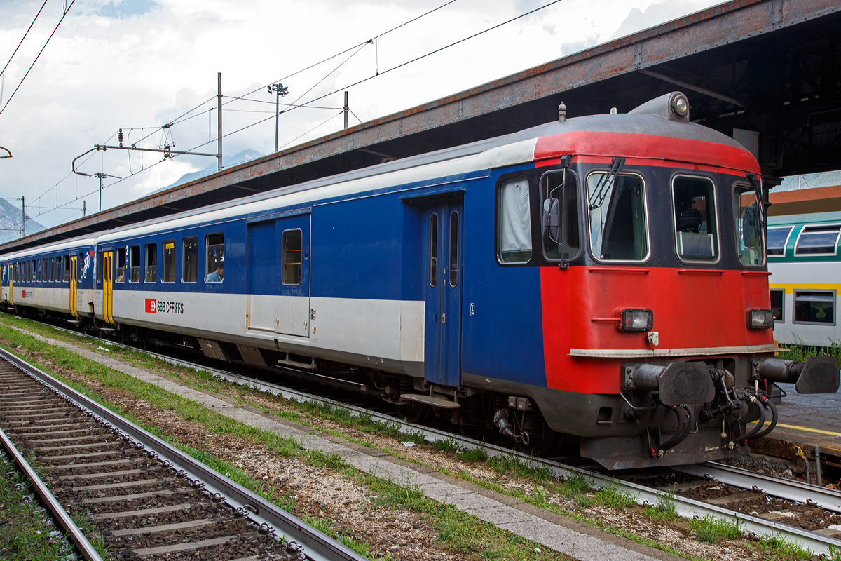 
SBB Gepäck-Steuerwagen mit 2. Klasse Abteil BDt 50 85 82-34 905-8, ein modernisierte Einheitswagen I (EW1), eingereiht in einem Pendelzug am 05.08.2019 im Bahnhof Domodossola.

TECHNISCHE DATEN:
Spurweite: 1.435 mm (Normalspur)
Länge über Puffer: 24.350 mm
Drehzapfenabstand: 17.600 mm
Achsabstand im Drehgestell: 2.700 mm
Eigengewicht: 32 t
Sitzplätze: 48 in der 2.Klasse
Nutzlast: 2 t (Gepäckabteil)
Bremse: O-R 47t K