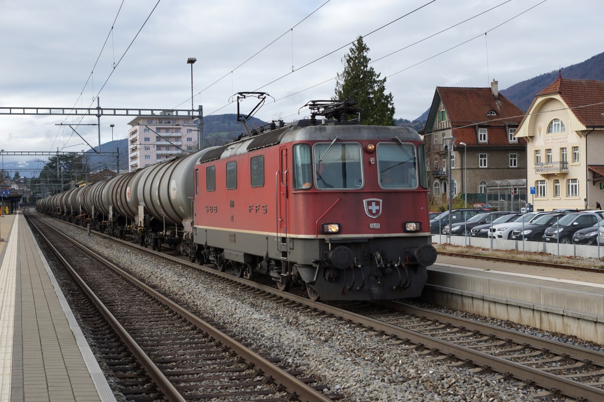 SBB: Langer Kesselwagenzug mit der Re 4/4 11168 anl�sslich der Bahnhofsdurchfahrt Grenchen S�d am 1. Dezember 2015.
Foto: Walter Ruetsch