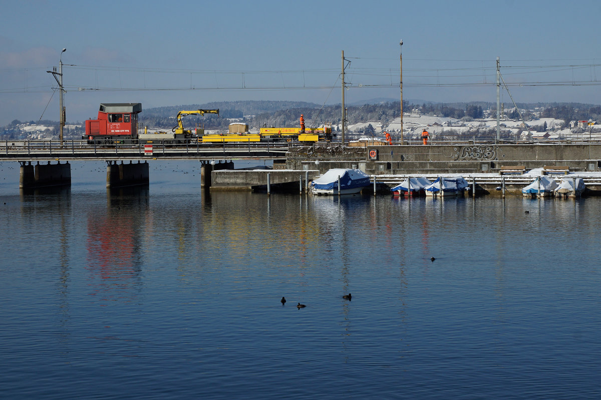 SBB: Nebst den S-Bahnen und dem Voralpen-Express konnte am 6. Januar 2017 auch ein Bauzug mit einem Tm 234 auf dem Seedamm von Rapperswil im Einsatz fotografiert werden.
Foto: Walter Ruetsch