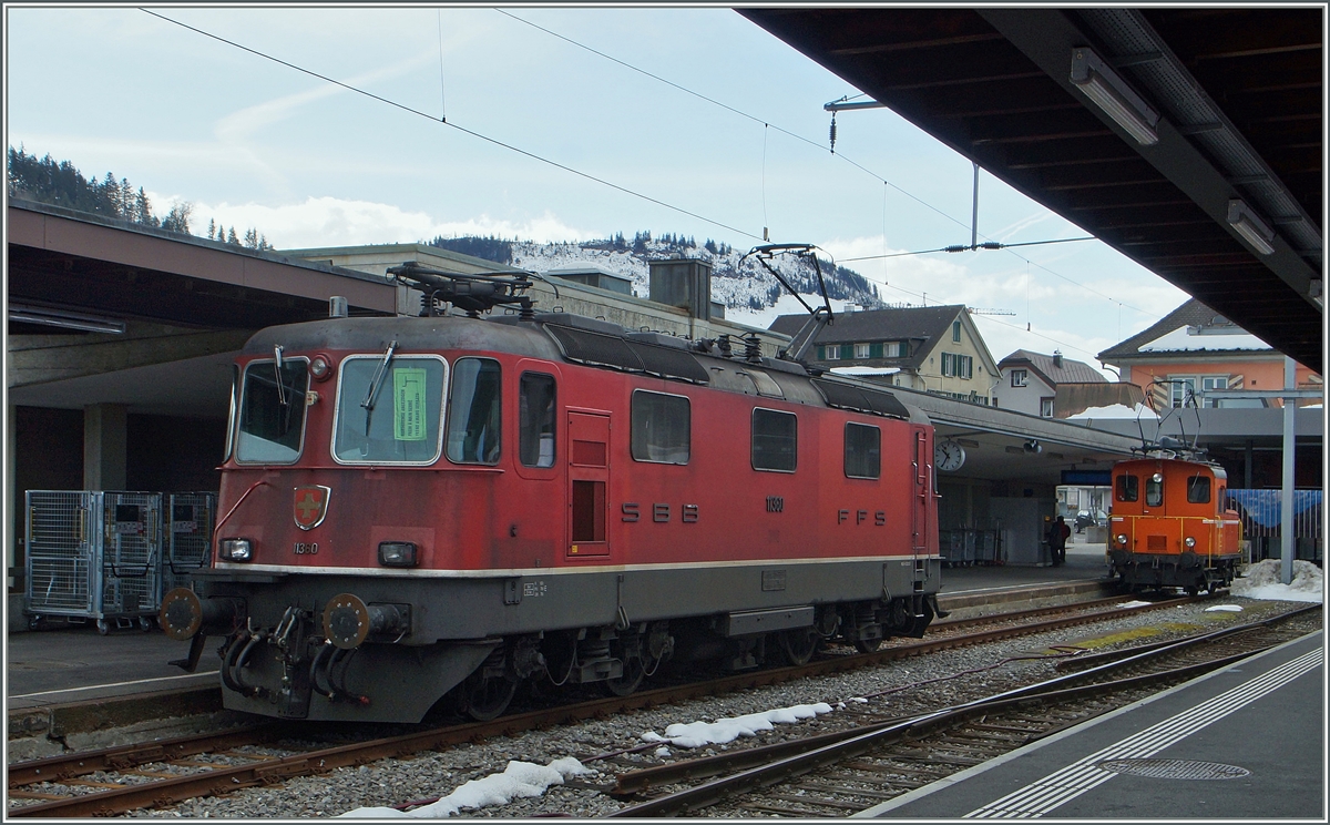 SBB Re 4/4 II 11360 und SOB Te 97 85 1216 302-0 in Einsiedeln.
15. März 2015