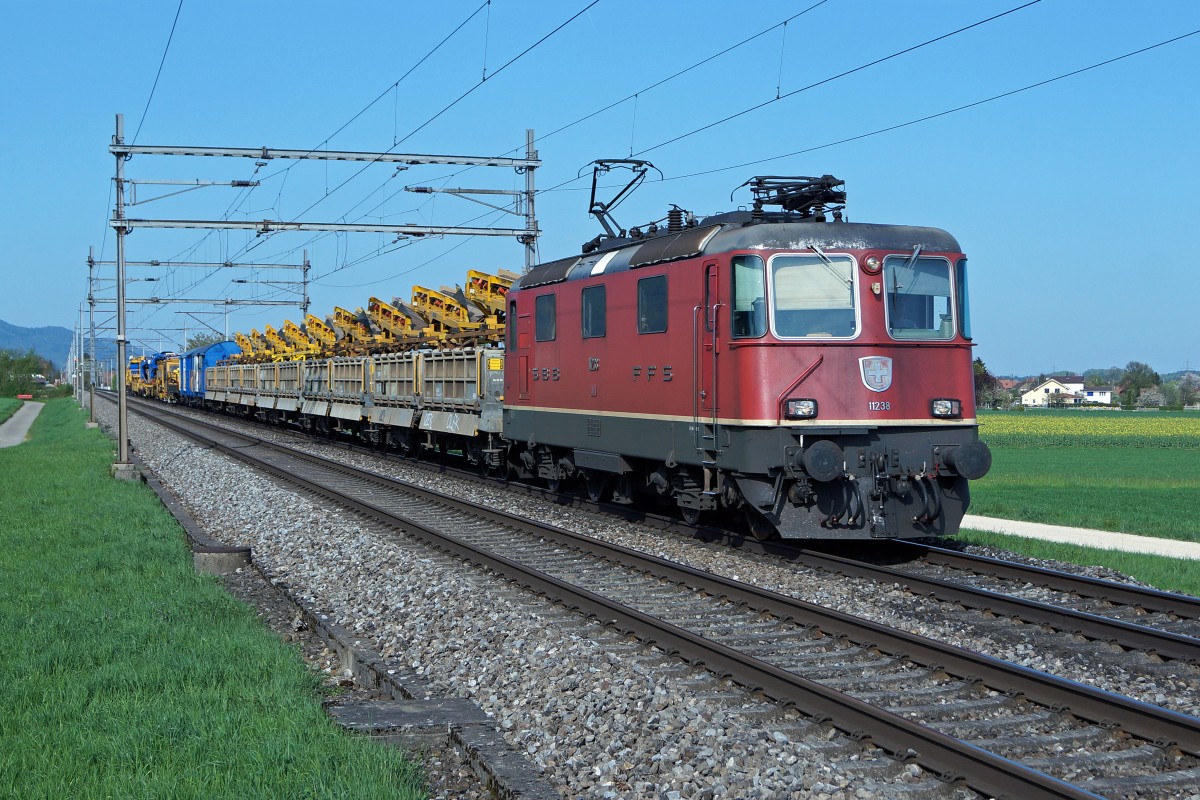 SBB: Re 4/4 II mit nicht alltäglicher Güterlast. Aufgenommen wurde die Spitze sowie der Schluss des Zuges bei Niederbipp am 24. April 2015.
Foto: Walter Ruetsch