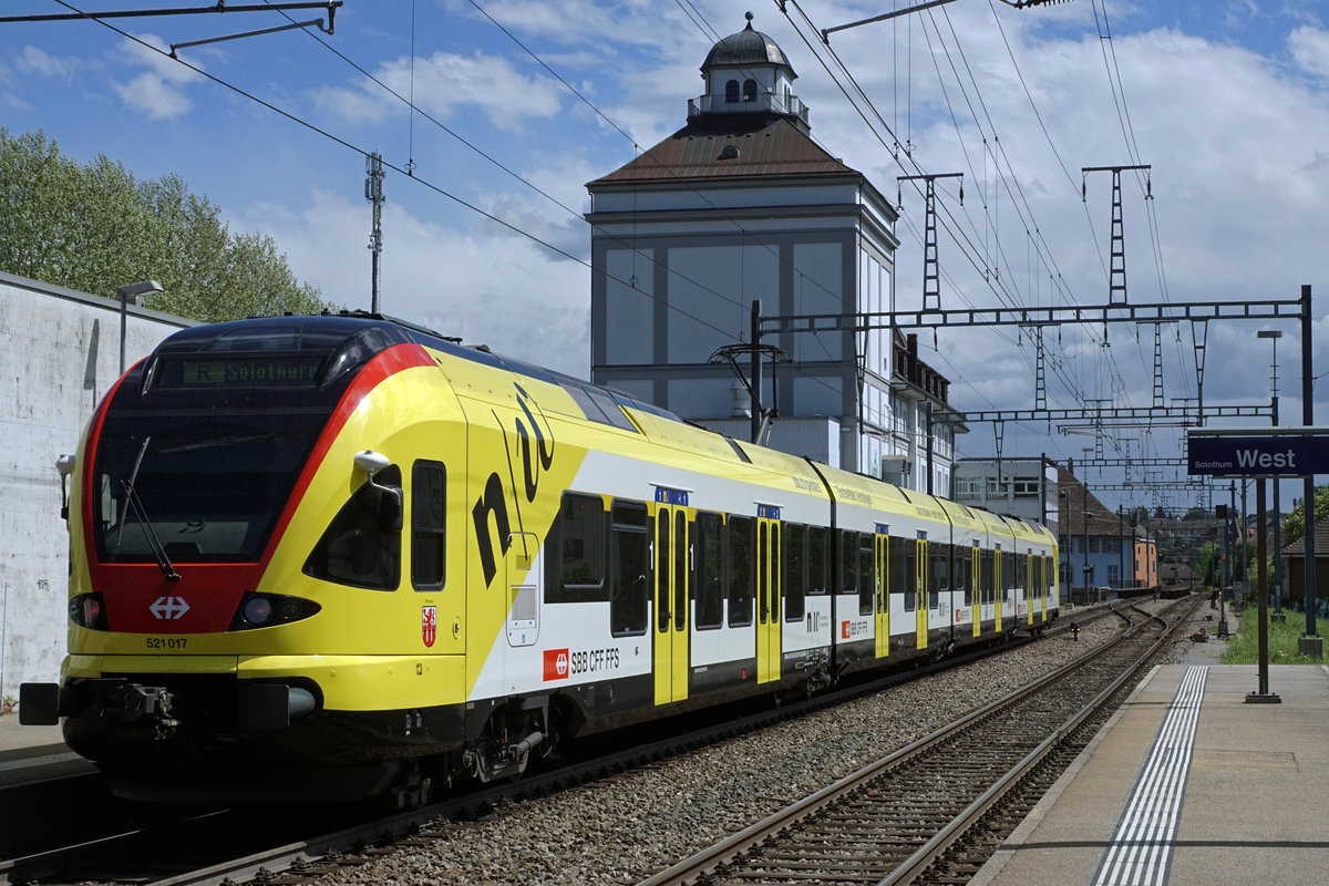 SBB: Regio Biel-Solothurn mit RABe 521 017  Muttenz  anlässlich der Bahnhofausfahrt Solothurn-West am 30. April 2018.
Hier handelt es sich um einen eher seltenen Einsatz.
Foto: Walter Ruetsch