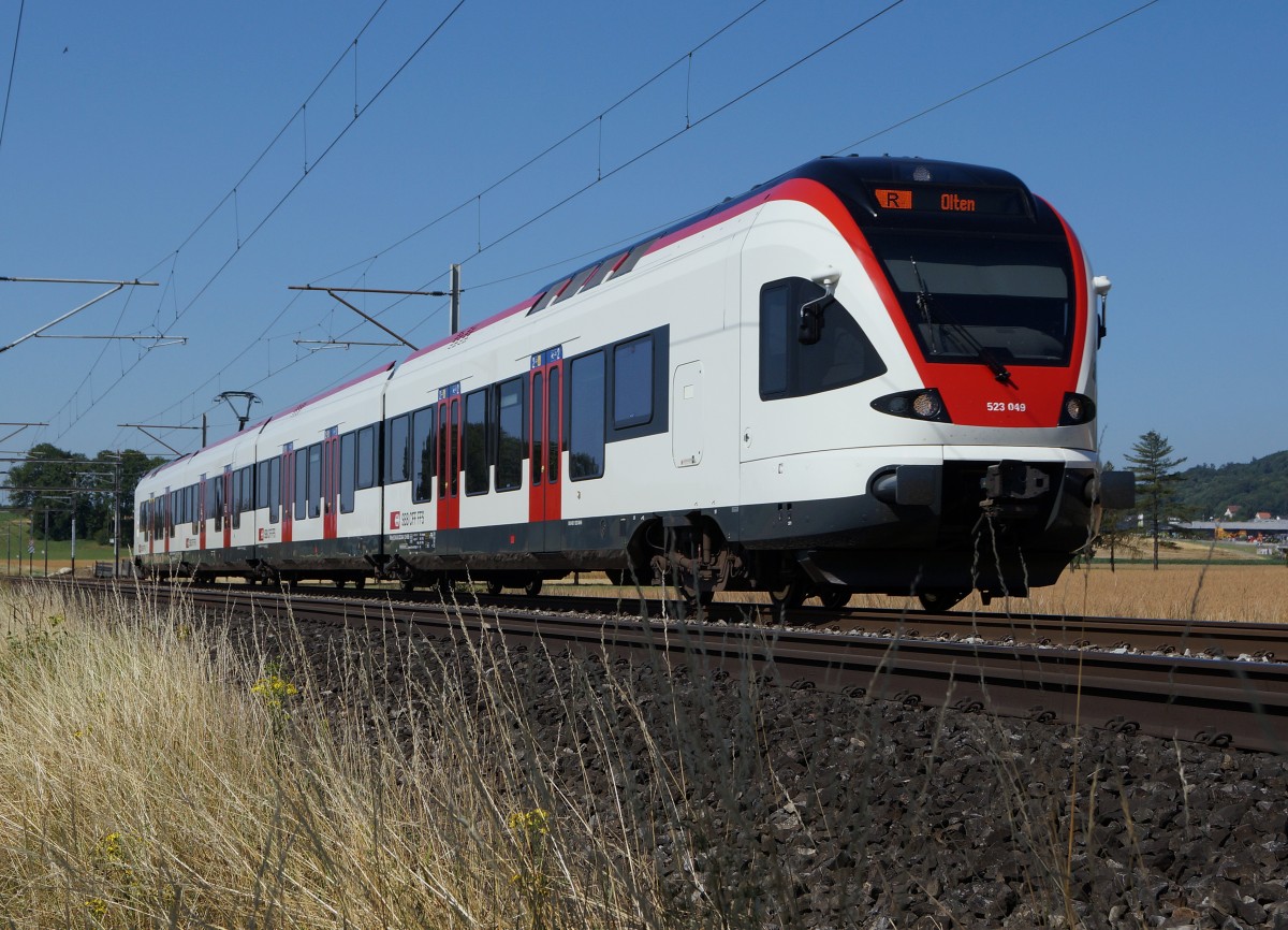 SBB: Regionalzug Biel-Olten mit RABe 523 049 FLIRT bei Niederbipp am 11. Juli 2015.
Foto: Walter Ruetsch