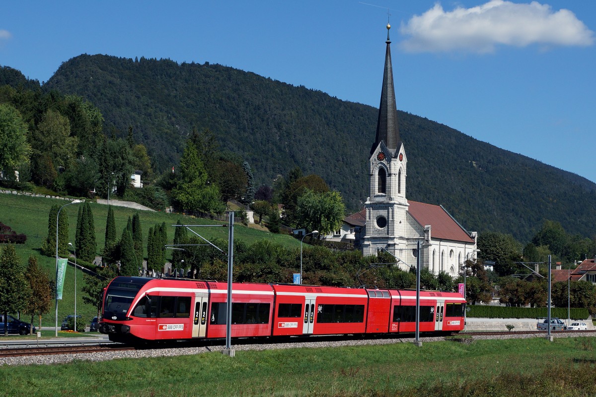 SBB: Regionalzug nach Biel mit einem RABe 526 Stadler GTW bei Court im Berner Jura am 7. September 2015.
Foto: Walter Ruetsch