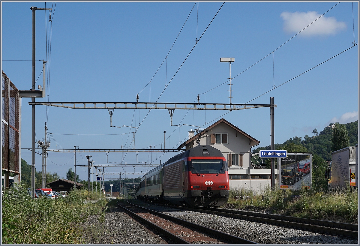 SBB Sommerfahrplan 2018 mit einer Re 460 mit ihrem IR auf der Fahrt Richtung Basel SBB in Läufelfingen.  ne .m RE Fribourg - Vevey - Genève bei der Durchfahrt in Chexbres. (Teilsperrung Tecknau - Gelterkinden). Rechts im Bild: eine interessante Werbung auf der Rückseite eines LKW.

11. Juli 2018