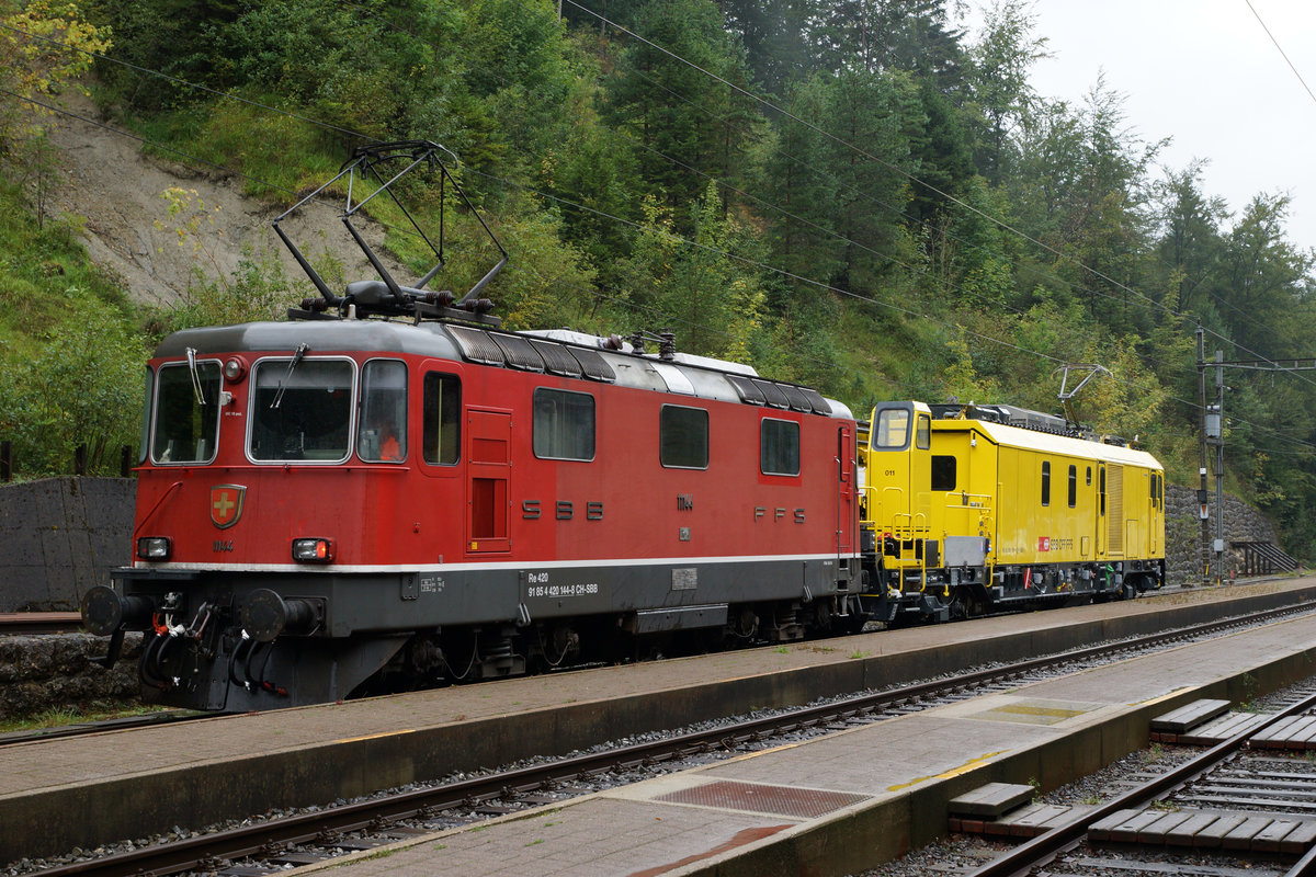 SBB: Testfahrten auf der ehemaligen SMB-Strecke Langendorf-G�nsbrunnen mit dem neuen Xem 99 85 9181 011-9 CH-SBB I und der Re 4/4 II 11144 vom 19. September 2016. Vor den zuk�nftigen Eins�tzen im neuen Gotthard Tunnel absolvierte dieses Unterhaltsfahrzeug seine ersten Fahrten durch den von der Einstellung immer noch stark bedrohten Weissenstein Tunnel. Diese Aufnahme entstand beim Zwischenhalt auf dem Bahnhof in G�nsbrunnen, der schon lange nicht mehr von einer Re 4/4 II besucht worden ist.
Foto: Walter Ruetsch