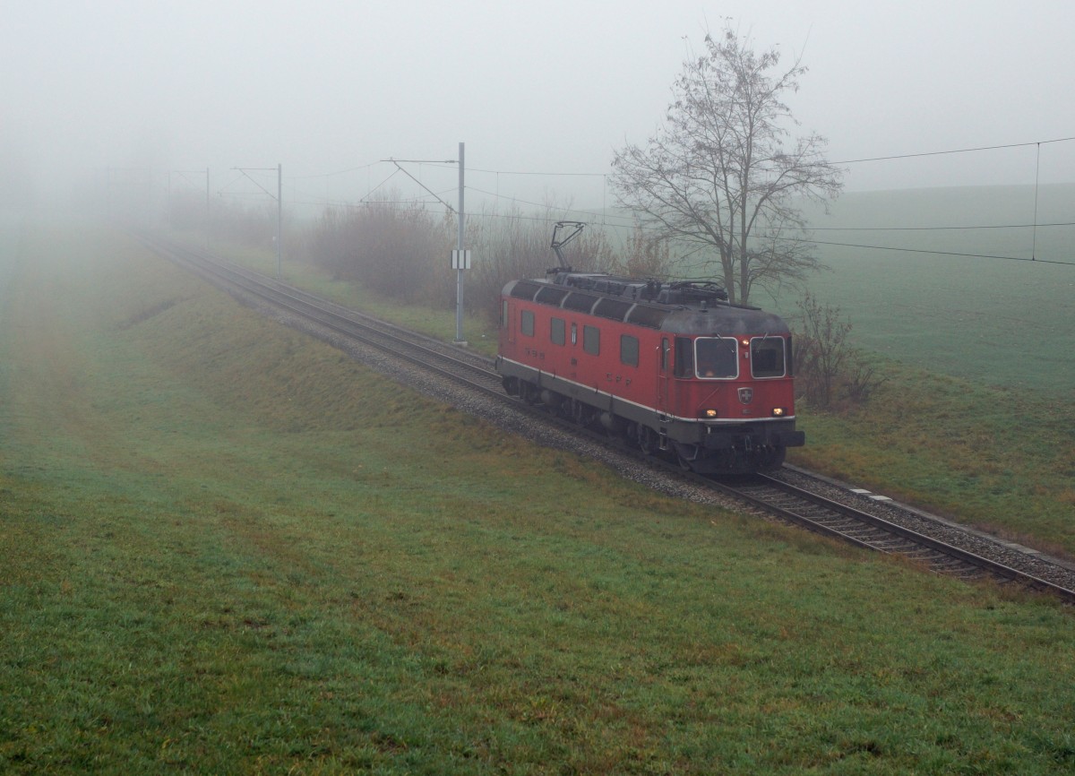 SBB: Trotz selbem E-Loktyp und gleicher Fotostelle sind die beiden Aufnahmen wegen der Wetterlage sehr unterschiedlich ausgefallen. Lokzug mit Re 6/6 11632  D�NIKEN  zwischen Solothurn und Biberist am nebligen 2. Dezember 2015. Diese beiden Bilder dokumentieren, dass f�r gute Bahnbilder in erster Linie die Wetterlage, die der Bahnfotograf mit der besten Kamera nicht beeinflussen kann, sehr massgebend ist.
Foto: Walter Ruetsch  
