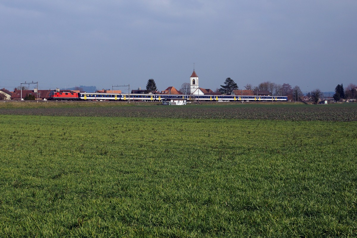 SBB: Während dem Automobilsalon in Genf verkehrte in den RE-Diensten Bern-Biel ein Dispo-Pendel, weil der EW IV-Pendel mit einer Re 460 für einen Sonderzug zum Einsatz gelangte. Am 11. März 2016 wurde die historische Komposition bei Brügg verewigt.
Foto: Walter Ruetsch   