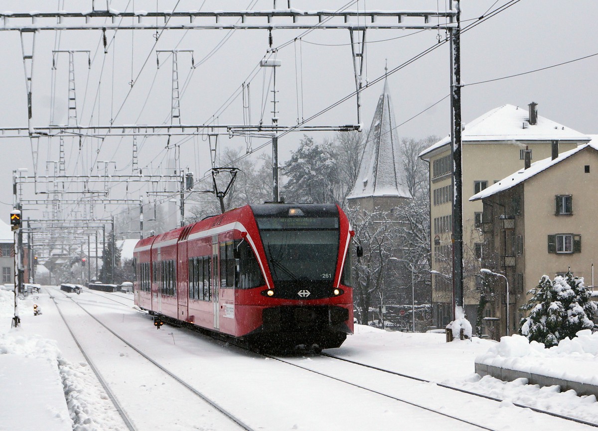 SBB: Zwei Tage nach Weihnachten ist in Solothurn der erste Schnee am Morgen des 27. Dezember 2014 gefallen. Der stark von der Stilllegung gefährdete Regionalzug Solothurn-Moutier-Sonceboz-Sombeval mit dem GTW RABe 261 ex BLS/RM bei der Einfahrt in den Bahnhof Solothurn-West. Im Hintergrund zu erkennen gibt es der krumme Turm. Dieser Turm selbst war eine wesentliche Stärkung der mittelalterlichen Befestigungsanlage.
Foto: Walter Ruetsch  