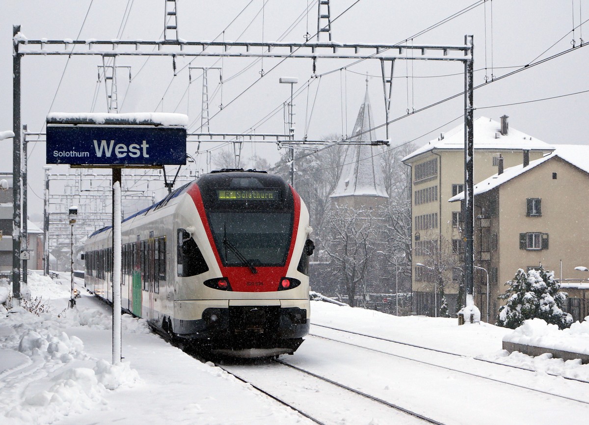SBB: Zwei Tage nach Weihnachten ist in Solothurn der erste Schnee am Morgen des 27. Dezember 2014 gefallen. Regionalzug Biel-Olten mit FLIRT auf der Fahrt zwischen Solothurn-Westbahnhof und Solothurn-HB.
Foto: Walter Ruetsch  