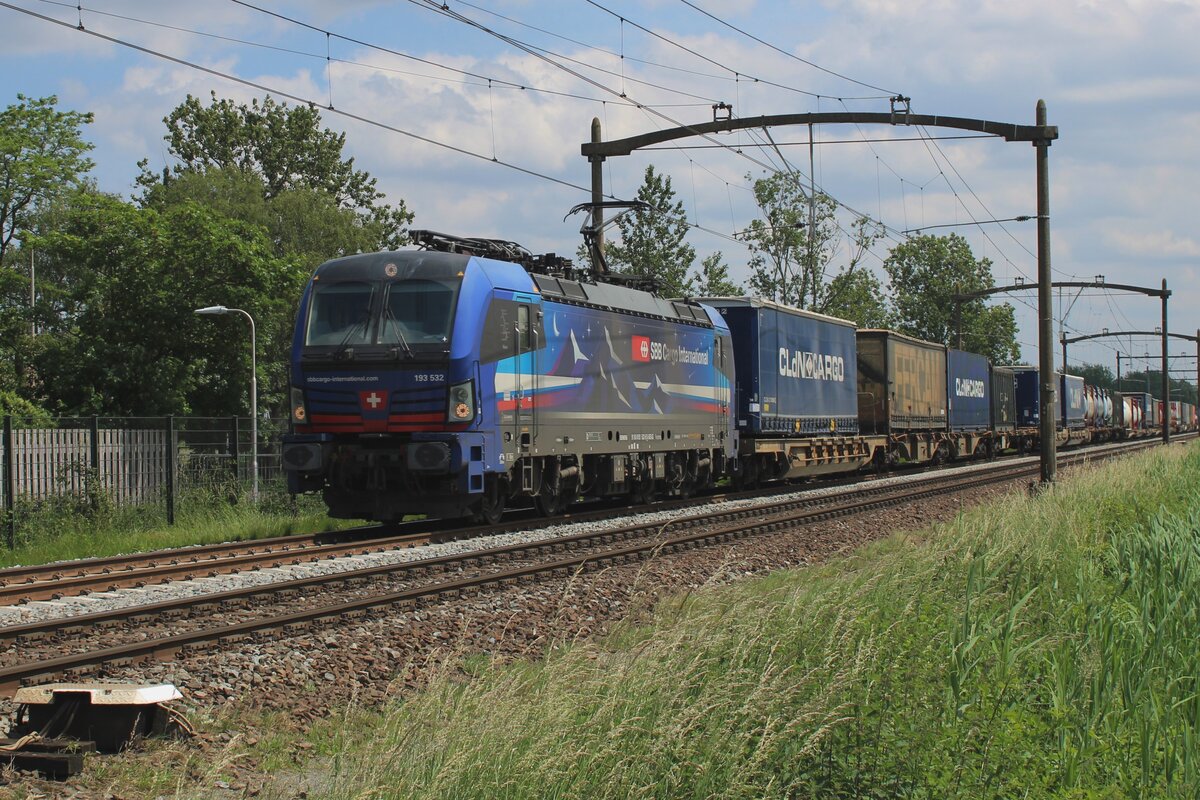 SBBCI 193 532 'NIGHTPIERCER' zieht ein KLV durch Hulten am 5 Juni 2024 und wird vom offenbarer Weg fotografiert.