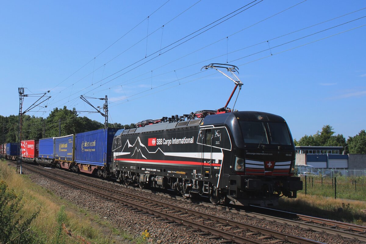 SBBCI 193 658 zieht ein Containerzug durch Venlo Vierpaardjes am 7 Augustus 2025.