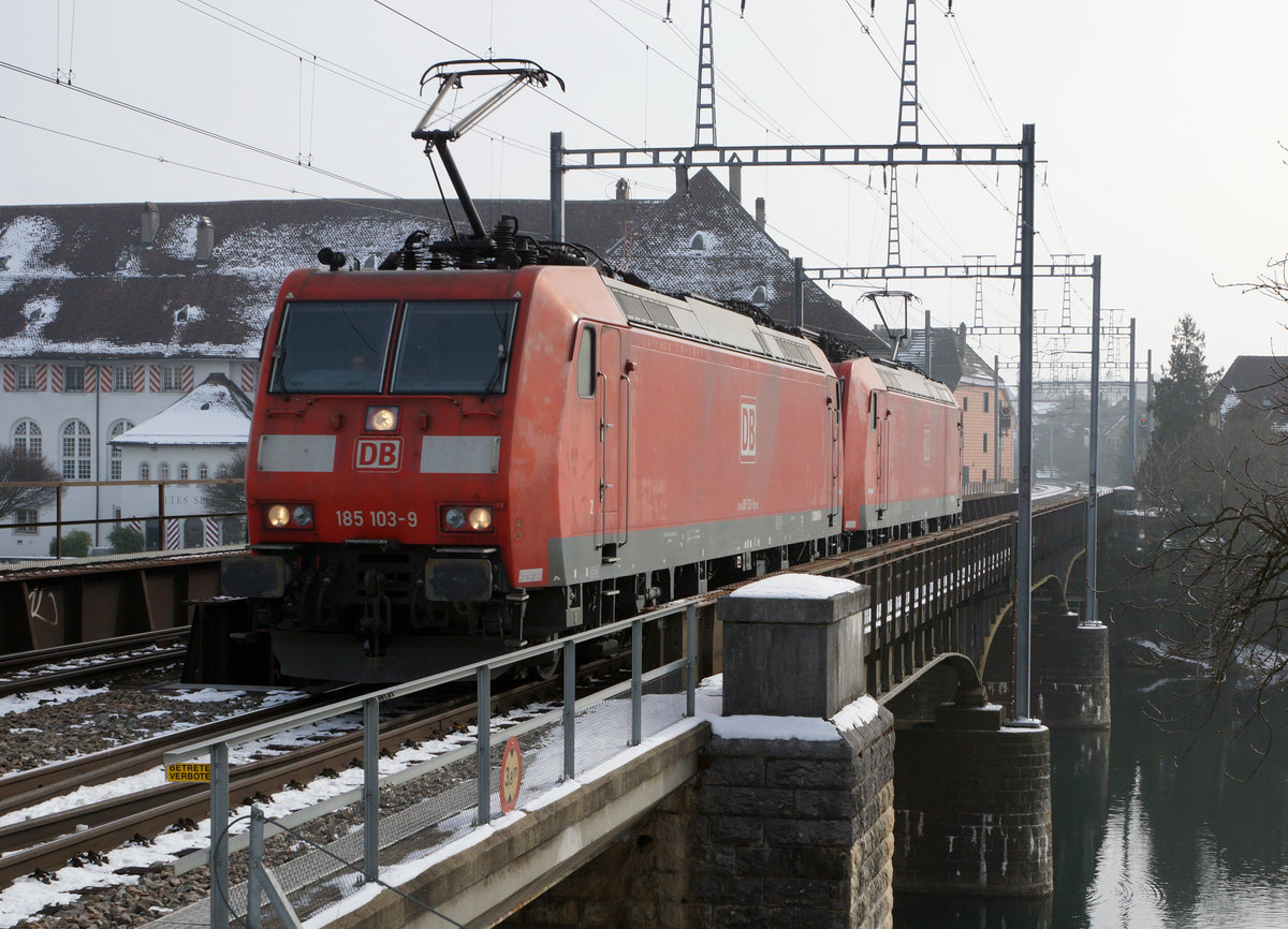 SBB/DB: 185 103-9 und 185 104-7 beim Passieren der Aarebrücke Solothurn am 27. Januar 2017.
Foto: Walter Ruetsch
