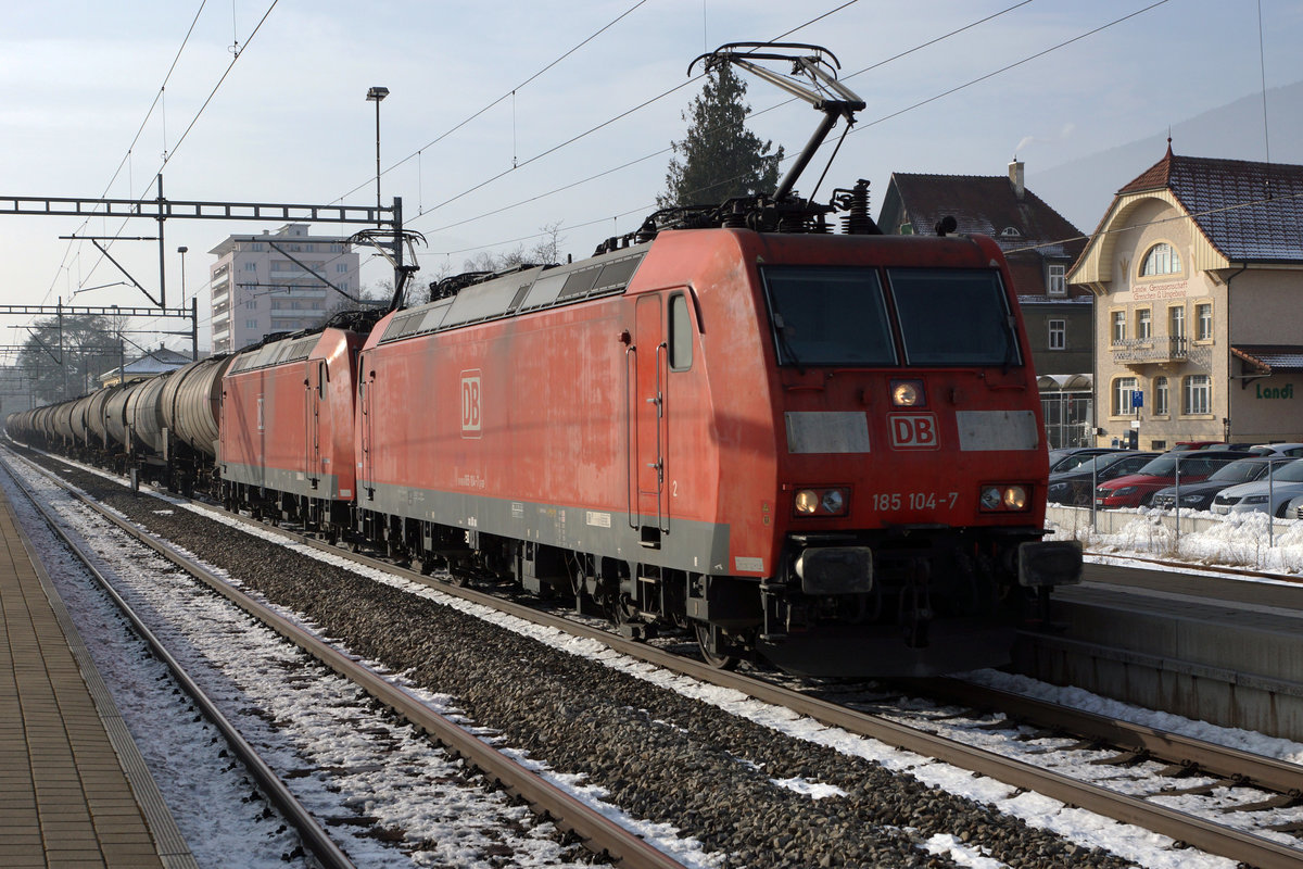 SBB/DB: 185 104-7 und 185 103-9 mit einem langen Ölzug bei der Bahnhofsdurchfahrt Grenchen-Süd am 27. Januar 2017.
Foto: Walter Ruetsch