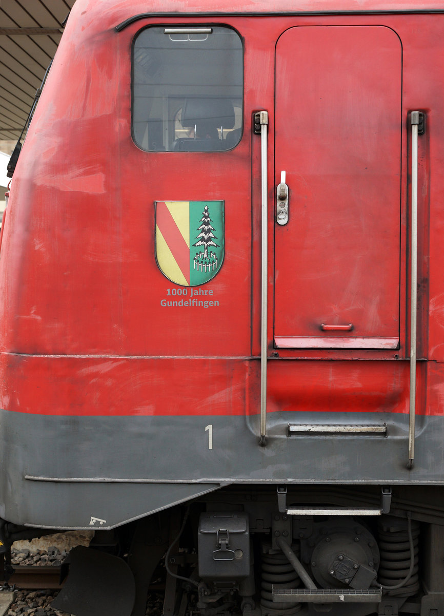 SBB/DB: Das Wappen  100 JAHRE GUNDELFINGE  der 111 060-0, aufgenommen in Basel Badischer Bahnhof am 1. April 2016.
Foto: Walter Ruetsch
 