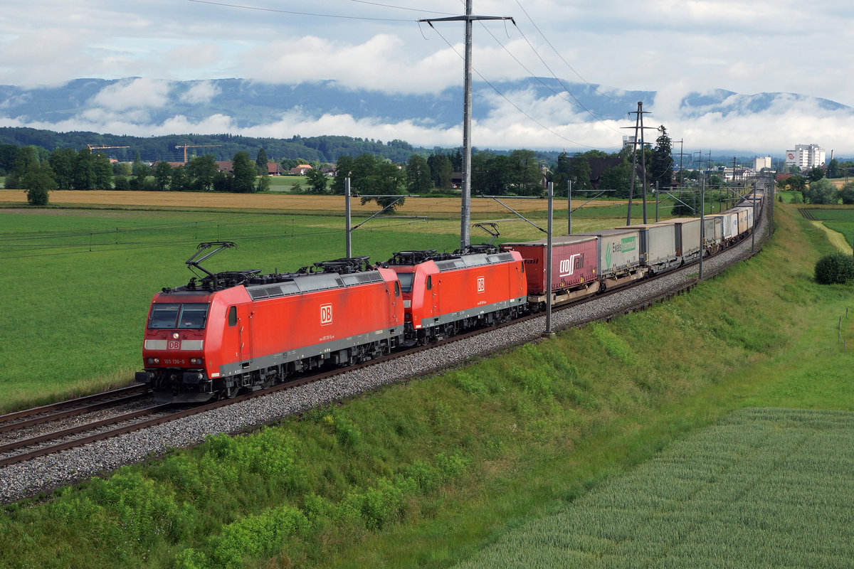 SBB/DB: Morgendlicher Güterzug auf der alten Stammstrecke auf der Fahrt in den Süden bei Bettenhausen am 18. Juni 2016 mit Doppeltraktion DB BR 185.
Foto: Walter Ruetsch