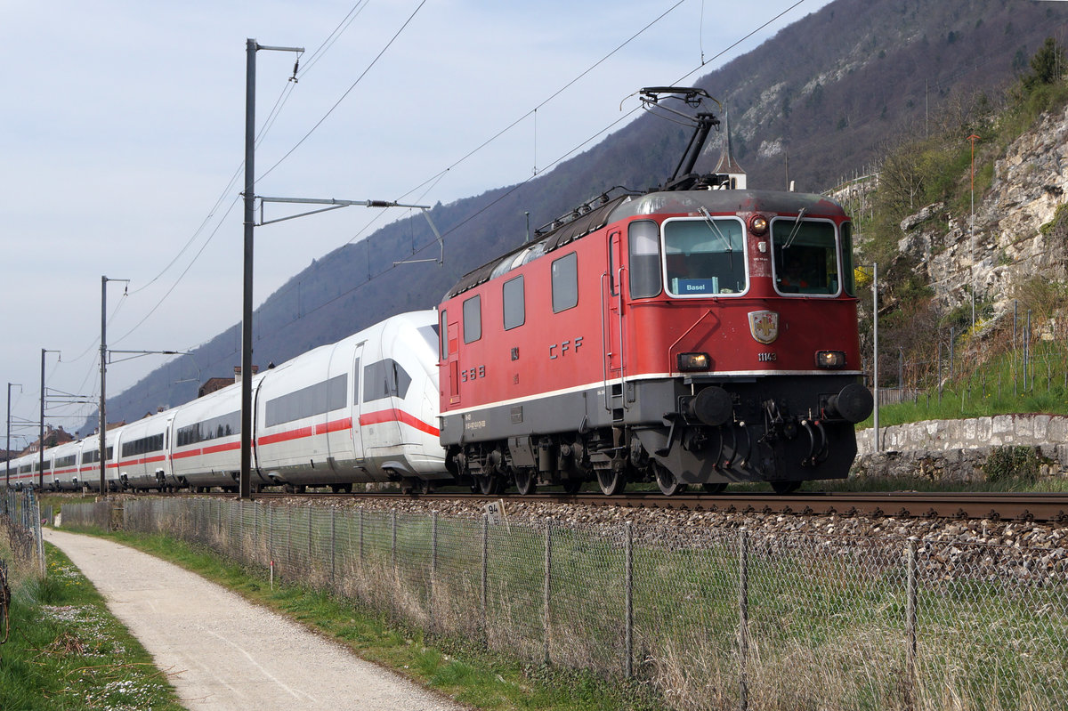 SBB/DB: Nachdem mit dem ICE4 in verschiedenen Regionen der Schweiz Probefahrten durchgeführt wurden, kehrte er am 31. März 2017 mit der Re 4/4 II 11143 in seine Heimat zurück. Fotografiert wurde die nicht alltägliche Überfuhr bis Basel Badischer Bahnhof bei Ligerz.
Foto: Walter Ruetsch
