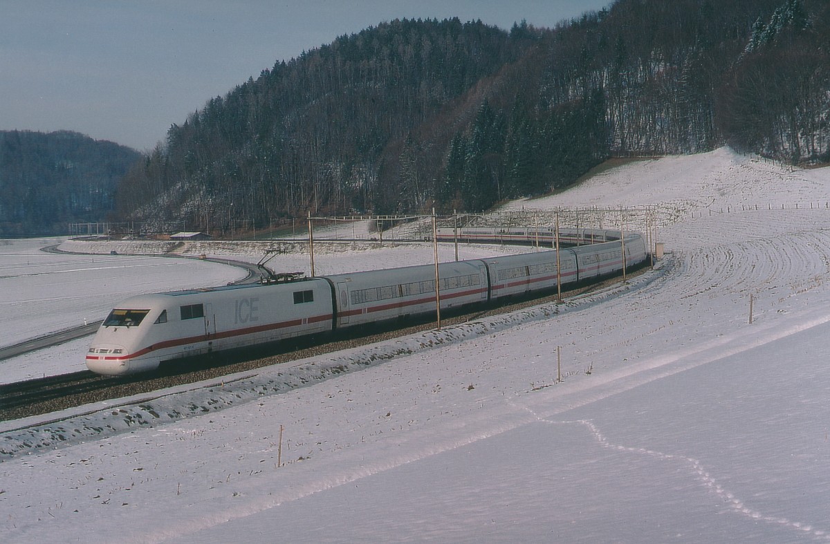 SBB/DB: Noch im Jahre 2004 konnten ICE auf der alten Stammstrecke Burgdorf - Wynigen fotografiert werden. Dies Aufnahme ist im Januar 2004 bei der Fotokurve Wynigen entstanden. 
Foto: Walter Ruetsch