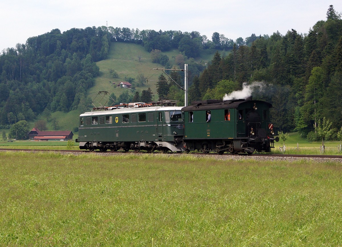 SBB/HWB: Am 23. Mai 2015 wurde die Ec 3/3 5, ehemals HWB mit der Ae 6/6 11402  URI  von Erstfeld nach Huttwil überführt. Da diese einzigartige Dampflokomotive im Jahre 1936 von der damaligen Huttwil-Wolhusen-Bahn (später VHB) in Betrieb genommen wurde, steht sie nun wieder in iher ursprünglichen Heimat für Sonderfahrt bereit. Unterhalten wird sie in Zukunft vom VEREIN HISTORISCHE EISENBAHN EMMENTAL mit Sitz in Huttwil. Die Aufnahme ist bei Daiwil entstanden.
Foto: Walter Ruetsch