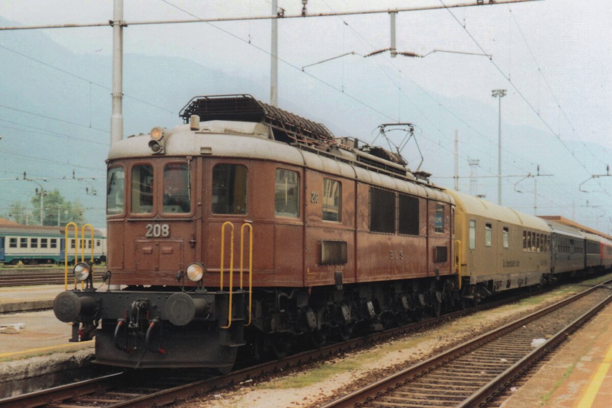 Scanbild von ein BLS Sonderzug in Domodossola am 20 Mai 2006 mit BLS 208. 