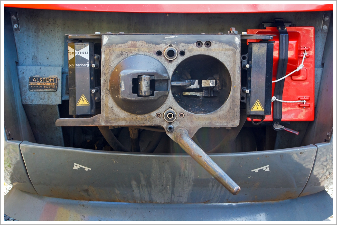 Scharfenberg-Kupplung  mit zwei seitlichen Elektrokontaktkupplungen am LINT 27 DB 640 019. Hersteller der SchaKu ist Voith TurboScharfenberg, Satzgitter und die E-Kupplungen ist von FABEG (heute era-contact, Bretten), die Kupplungen sind Baujahr 1999. 

Diese Aufnahme war nur so m�glich, weil der Triebwagen beim Lokschuppenfest im S�dwestf�lische Eisenbahnmuseum in Siegen am 17.08.2013 ausgestellt war. 