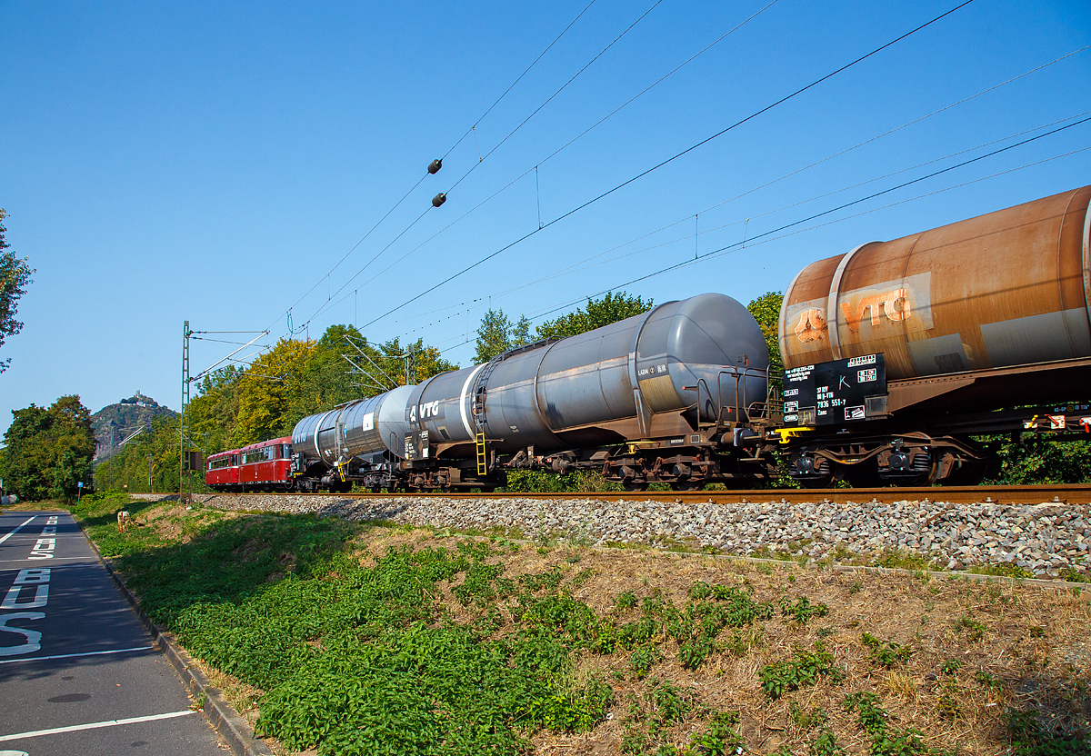 
Schienenbus mit G�terverkehr....
Ein sehr ungew�hnliches Gespann, zwei Uerdinger Schienenbusse mit drei Kesselwagen, leider nur als Nachschu�.

Die beiden Uerdinger Schienenbusse 798 752-1 (95 80 0798 752-1 D-EVG), ex DB VT 98 9752 und 798 729-0 (95 80 0798 729-0 D-EVG), ex DB VT 98 9729, ziehen am 28.08.2018 drei Kesselwagen durch Bad Honnef in Richtung K�nigswinter. 

Der VT 98.9 wurde Mitte der 1950er Jahre aus dem VT 95.9 entwickelt, welcher mit nur einem Fahrmotor f�r viele Strecken zu schwach motorisiert war. Daher hatte der VT 98.9 zwei Fahrmotoren. Der VT 98.9 verf�gte im Gegensatz zum VT 95.9 �ber Pufferbohlen mit Schraubenkupplungen, so dass er als Schlepptriebwagen zus�tzliche Eisenbahnwagen mitf�hren konnte, die dem mitteleurop�ischen Standard entsprachen. Dies wurde sowohl gelegentlich f�r einzelne G�terwagen (Expressgut-Kurswagen) als auch bisweilen f�r Reisezugwagen (Verst�rkungswagen) genutzt.

