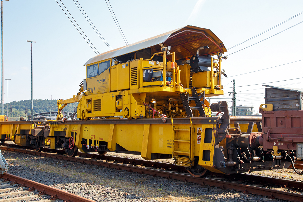 
Schienenladewagen SLW 7, Schweres Nebenfahrzeug Nr. 97 30 08 907 57-6, der Vossloh Mobile Rail Services GmbH abgestellt mit Lanschienentransport am 12.09.20125beim ICE-Bahnhof Montabaur.

Der Schienenladewagen wurde 2007 von Maschinen- und Anlagenservice MAS GmbH in Guben unter der Fabriknummer 01/07 gebaut, wobei der Schienenmanipulator von Robel stammt und überarbeitet wurde.
Das Eigengewicht beträgt 47 t, die Höchstgeschwindigkeit 120 km/h und der kleinste befahrbare Gleisbogen 80 mm.

Der Schienenladewagen dient zum Be- und Entladen von bis 180 m langen Schienen, auf/von den Schwellenköpfen bzw. in/aus Gleismitte. Der Einsatz erfolgt in Kombination mit Langschienentransporteinheiten der Bauart Robel. Die Be- bzw. Entladeleistung beträgt ca. 900 bis 1.400 m Gleis/Stunde.