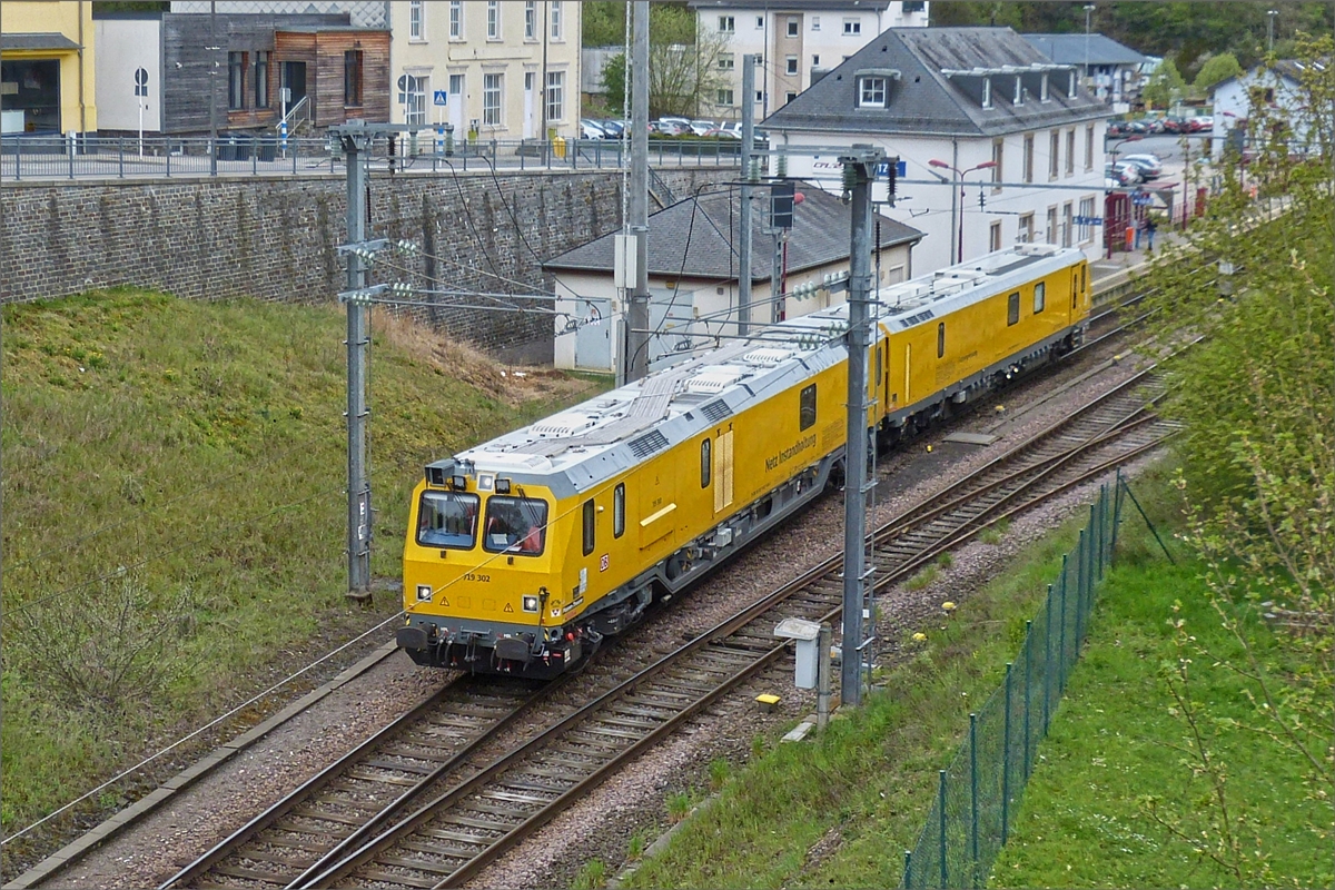Schienenprüfzug 719 302 / 720 302, (D – DB 99 80 9160 005-1),
gebaut von Plasser & Theurer G.m.b.H. 
Bj 2017; Baunr 6049; Typ SPZ – ATW, 
zugelassen für Streckenklasse C2 und höher, 
war am 26.04.2019 zu Besuch im Bahnhof in Wiltz. 
Hier macht er sich auf den Rückweg in Richtung Kautenbach. (Hans)