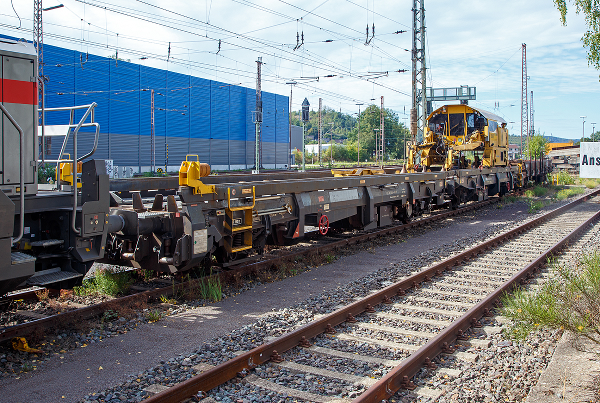 
Schienenzugladeeinrichtung SILAD  40.61(bzw. Schienenladewagen SLW 8), Schweres Nebenfahrzeug Nr. D-VMRS 99 80 9351 001-9 der Vossloh Mobile Rail Services GmbH, abgestellt am 09.09.2018 in Kreuztal. Der Robel  SILAD  40.61 gehörte zuvor der DB Bahnbau Gruppe (ex D-DB 99 80 9351 001-9). 

Der Schienenladezug 40.61 (Rutschenwagen 1 mit Schienenmanipulator / Rutschenwagen 2) wurden 2011 von Robel  gebaut, der Schienenmanipulator  unter der Fabriknummer 40.61-SM-0016


Wie man sieht ist der ROBEL Schienenmanipulator auch ein eigenständiges Schienenfahrzeug, mit einer Spurweite von 2.864 mm, welches auf den beiden Rutschenwagen und einer nachfolgenden Langschienentransporteinheit der Bauart Robel fährt.
	
Technische Daten des ROBEL Schienenmanipulator SILAD 40.61
Spurweite:  2.864 mm
Motor: 4-Zylinder-Dieselmotor
Antriebsart: Diesel hydrostatisch (d.h. der Dieselmotor triebt ein Hydraulikaggregat an, welches Hydraulikmotore (Hydromotore) antreibt.
Höchstgeschwindigkeit: 10 km/h
Max. Zugkraft  bei 10 km/h: 11.800N
Max. Zugkraft  bei 0-4 km/h: 3.300 N
Eigengewicht : 13.600 kg
Ladezeiten pro Schienenpaar (180 m lang):  Aufladen ca. 4 min / Abladen ca. 2 min  	
Schienengewicht: bis zu 70 kg/m
Hubkraft je Schienengreiferarm bei 3,7 m Ausladung: 15.000 N  (1.500 kg) 
Schwenkkraft je Schienengreiferarm: 1000 N 
Max. Schienenlänge: 250 m (übliche Längen 120 und 180 m)

Technische Daten der Rutschenwagen:
Spurweite: 1.435 mm
Länge über Puffer: 14.500 mm
Achsabstand: 9.000 mm
Höchstgeschwindigkeit: 100 km/h
Eigengewicht  Rutschenwagen 1:  21.100 kg (ohne SM) / 34,7 t mit SM
Eigengewicht  Rutschenwagen 2:  30.100 kg
