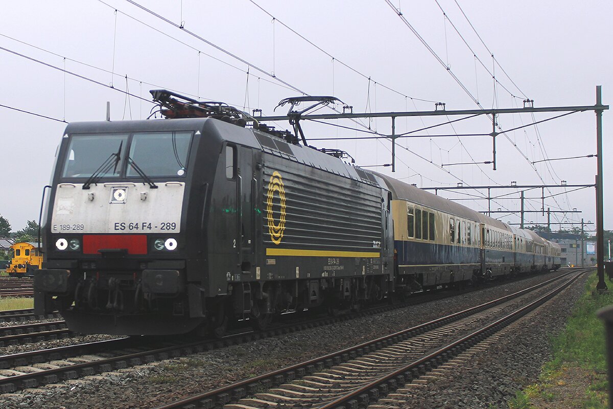 Schlimm das Wetter, auch schlimm der Traktion: am 25 Mai 2024 sollte laut FEK-Propaganda der Rheingold nach Dordrecht bis Venlo von einer E10.123 oder E.10.13 bespannt werden, mit Lokwechsel in Venlo. Leider wurde den 25. Mai 189 289 ab Köln für den Rheingold gesetzt und müssten die viele Eisenbahnfreunde sich mit dieser Zug zufriedenstellen. Auch schön, aber einer E10 is bekanntlich doch etwas Anderes...
