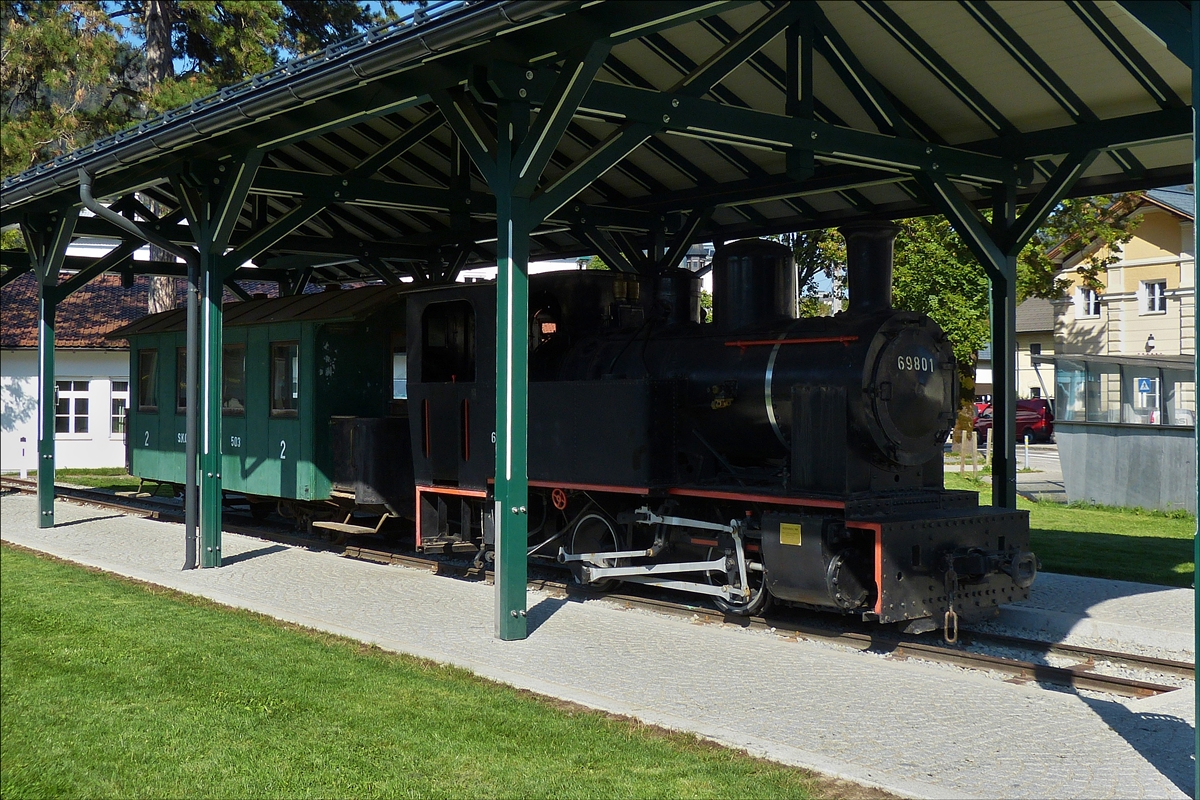 Schmalspur Lok 698 01 steht nahe dem Bahnhof in Bad Ischl als Denkmallok unter einem �berdach abgestellt. 17.09.2018 (Hans)
Lok Daten: Gebaut von Henschel unter der Nr. 25701; 
Typ  B n2T;
Baujahr 1941; 
Spurweite 760 mm; 
Treibrad Durchmesser 770 mm; 
Dienstgewicht 17,9 t; 
Wasservorrat 1,4 m�, 
Kohlevorrat 0,6 t; 
Vmax 25 km/h.  