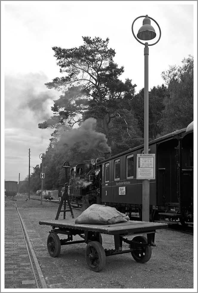 Schmalspurimpressionen im Bahnhof Herscheid-Hüinghausen bei der Sauerländer Kleinbahn bzw. Märkische Museums-Eisenbahn e. V. (MME) am 18.08.2013. 

Einen geeigneten Platz zum Aufbau seiner 1000-mm-Museumsbahn fand der Verein auf der Trasse der 1969 stillgelegten und abgebauten Bahnstrecke PlettenbergဓHerscheid zwischen dem Bahnhof Hüinghausen und dem Bahnhof Oberstadt (ehemalige Kursbuchstrecke 239b). Der Betrieb wird unter dem Namen သSauerländer Kleinbahnလ geführt. Die heutige Museumsstecke ist nur 2,3 km lang.

Den Betriebsmittelpunkt bildet das neue Bahnbetriebswerk im Bereich um den Bahnhof Hüinghausen. Er ist am breitesten Punkt siebengleisig. Am westlichen Ende des Bahnhofs wurde mit finanzieller Hilfe der Nordrhein-Westfalen-Stiftung ein Bahnbetriebswerk mit einer dreigleisigen Wagenhalle und, noch unfertigem, Wasserturm gebaut. Der gesamte Bahnhofsbereich ist von außen frei und kostenlos zugänglich. Bei Anwesenheit von Vereinsmitgliedern ist auch die Wagenhalle mit den darin untergebrachten Loks und Wagen kostenlos zu besichtigen. Viele (Trieb-)Wagen stehen jedoch draußen und können immer besichtigt werden. Der Zustand dieser Wagen ist aber nicht sehr gut. Sie sollen nach und nach wieder hergerichtet werden.